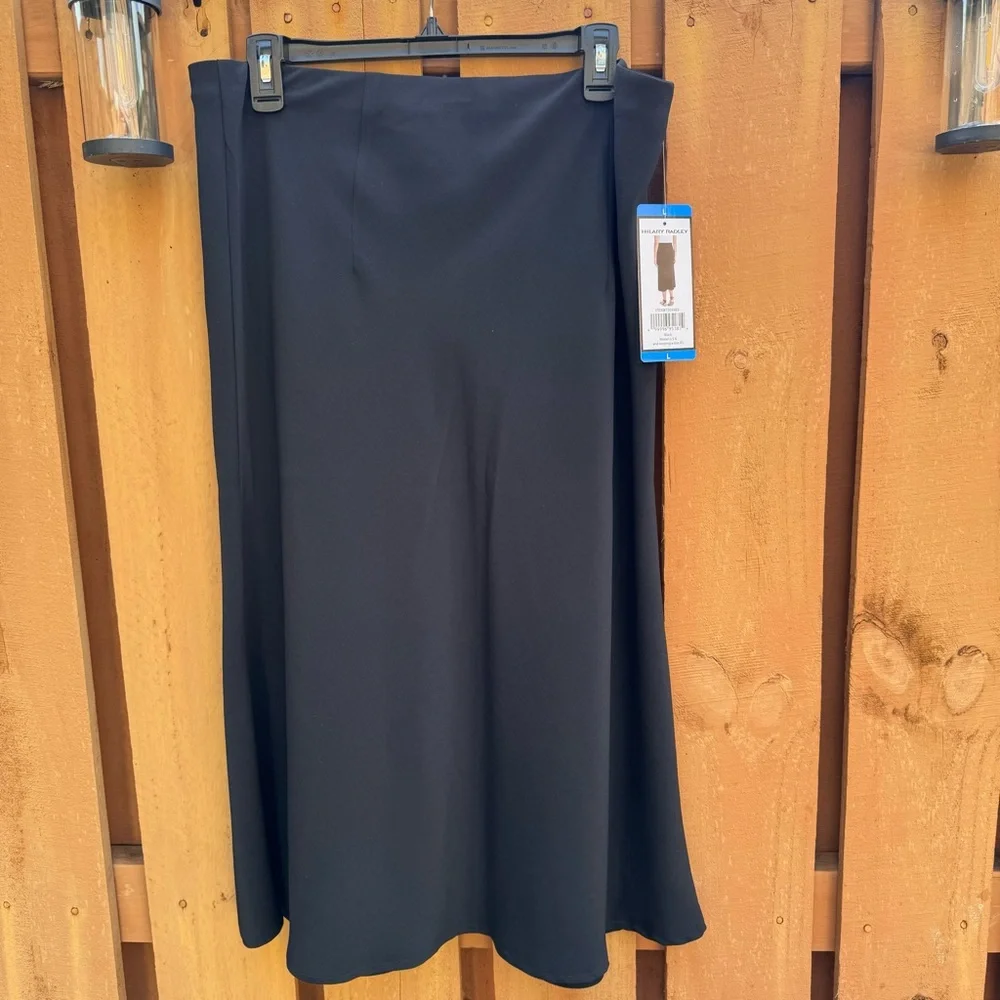 HILARY RADLEY. NWT.‎ Black Midi Skirt. Elastic Waist. Size L.